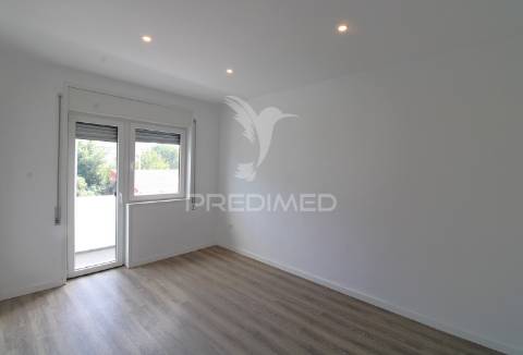 T3 com varandas em todas as divisões junto à areosa