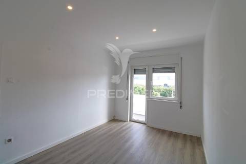 T3 com varandas em todas as divisões junto à areosa