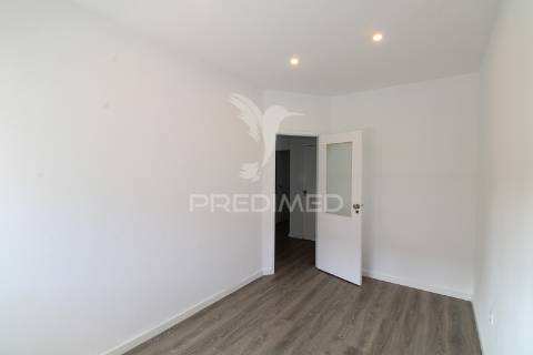 T3 com varandas em todas as divisões junto à areosa