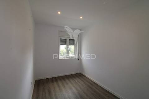 T3 com varandas em todas as divisões junto à areosa