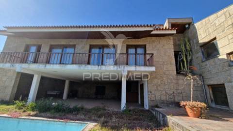 Moradia isolada > v4 com piscina  zona premium de azurém – guimarães