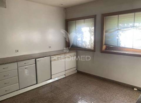 Moradia isolada > v4 com piscina  zona premium de azurém – guimarães