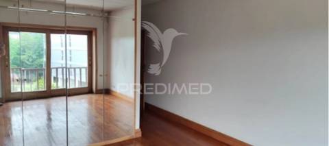 Moradia isolada > v4 com piscina  zona premium de azurém – guimarães