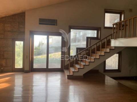 Moradia isolada > v4 com piscina  zona premium de azurém – guimarães