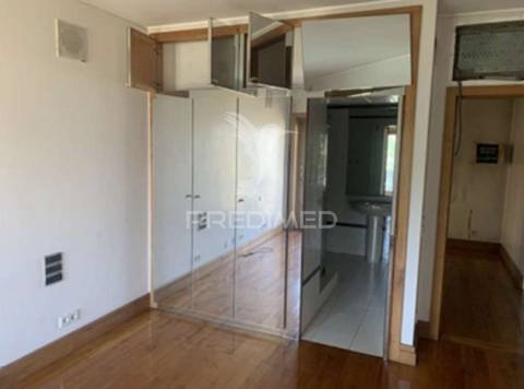 Moradia isolada > v4 com piscina  zona premium de azurém – guimarães