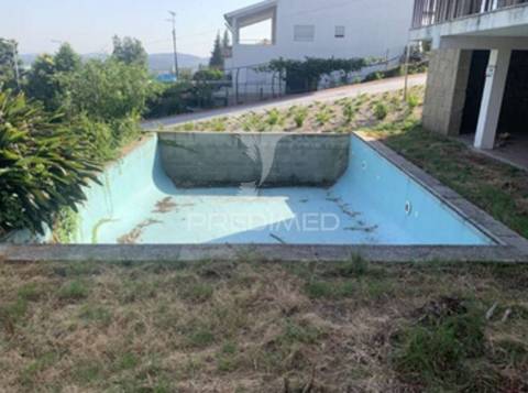 Moradia isolada > v4 com piscina  zona premium de azurém – guimarães