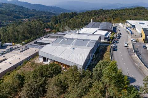 Pavilhão industrial com 2416m2.