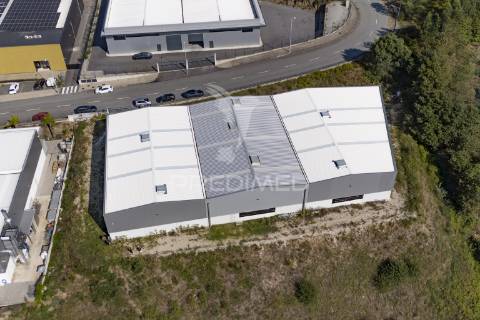 Pavilhão industrial com 2416m2.