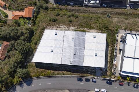 Pavilhão industrial com 2416m2.