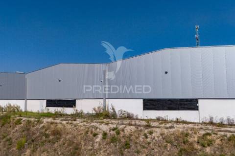 Pavilhão industrial com 2416m2.