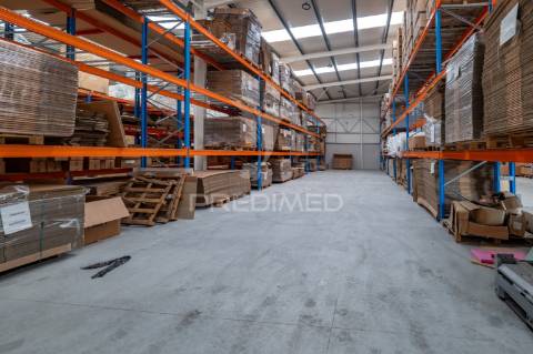 Pavilhão industrial com 2416m2.