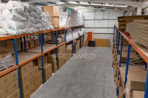 Pavilhão industrial com 2416m2.