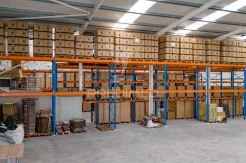 Pavilhão industrial com 2416m2.