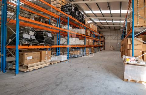 Pavilhão industrial com 2416m2.