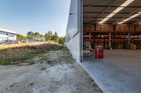 Pavilhão industrial com 2416m2.