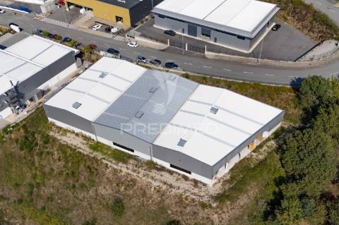 Pavilhão industrial com 2416m2.