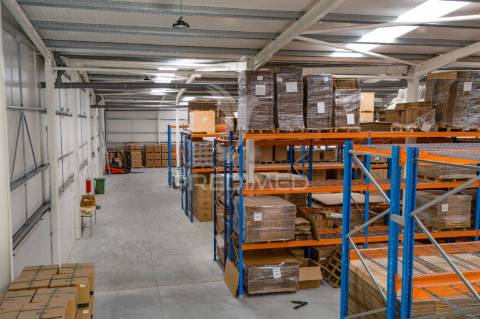 Pavilhão industrial com 2416m2.