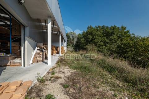 Pavilhão industrial com 2416m2.