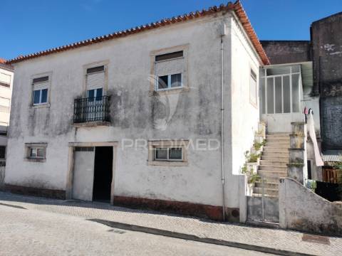 Moradia t3 com cave, quintal e excelente potencial em minde