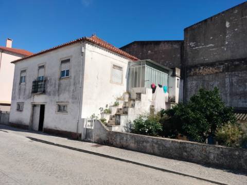 Moradia t3 com cave, quintal e excelente potencial em minde