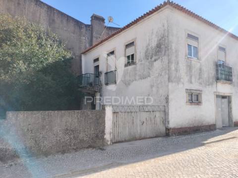 Moradia t3 com cave, quintal e excelente potencial em minde