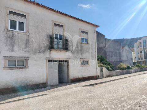 Moradia t3 com cave, quintal e excelente potencial em minde