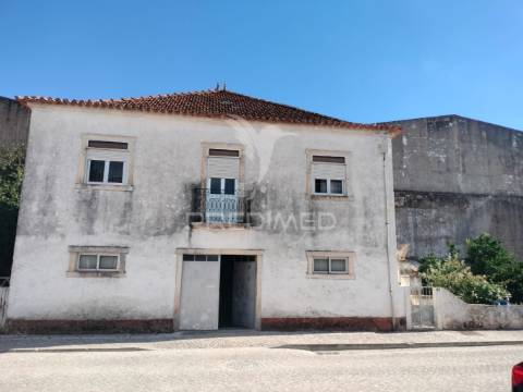 Moradia t3 com cave, quintal e excelente potencial em minde