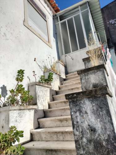 Moradia t3 com cave, quintal e excelente potencial em minde