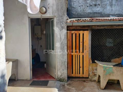 Moradia t3 com cave, quintal e excelente potencial em minde