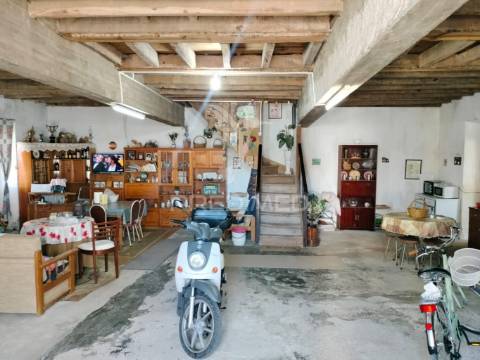 Moradia t3 com cave, quintal e excelente potencial em minde