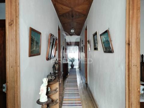 Moradia t3 com cave, quintal e excelente potencial em minde