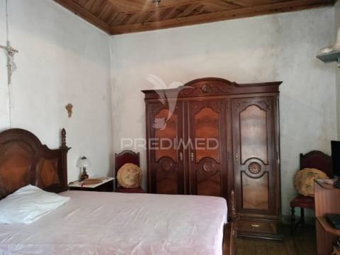 Moradia t3 com cave, quintal e excelente potencial em minde