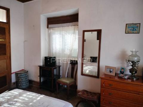 Moradia t3 com cave, quintal e excelente potencial em minde