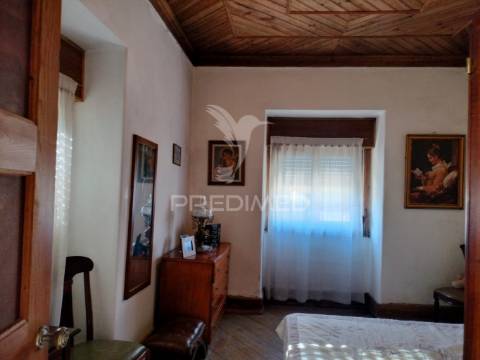 Moradia t3 com cave, quintal e excelente potencial em minde