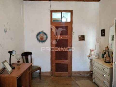 Moradia t3 com cave, quintal e excelente potencial em minde