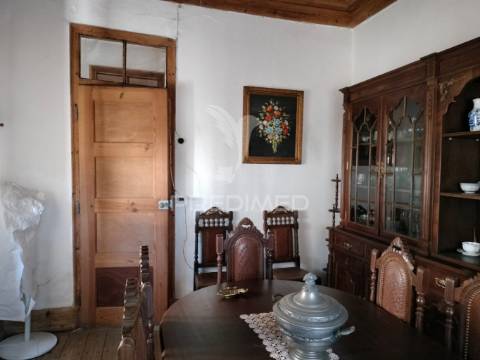 Moradia t3 com cave, quintal e excelente potencial em minde