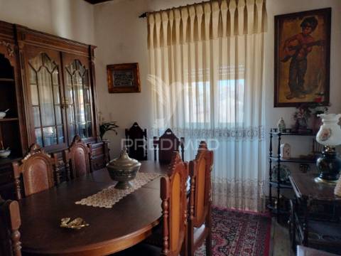 Moradia t3 com cave, quintal e excelente potencial em minde