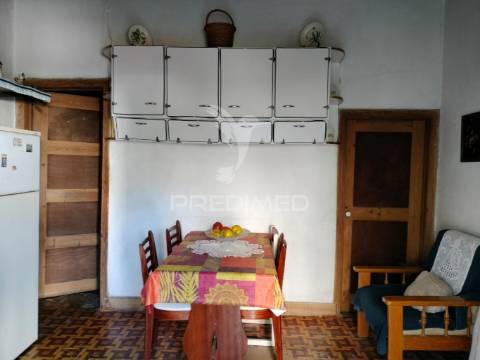 Moradia t3 com cave, quintal e excelente potencial em minde