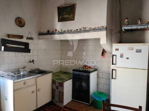 Moradia t3 com cave, quintal e excelente potencial em minde