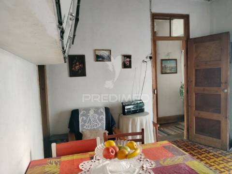 Moradia t3 com cave, quintal e excelente potencial em minde