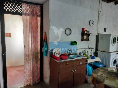 Moradia t3 com cave, quintal e excelente potencial em minde