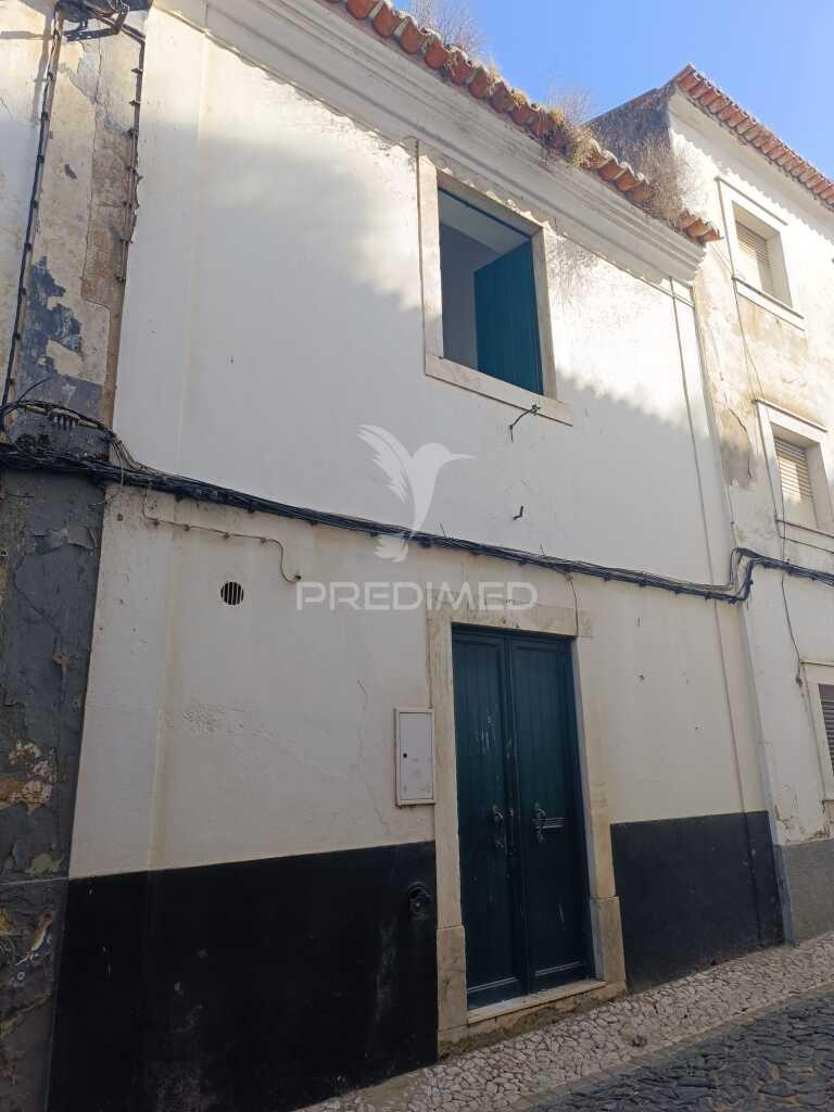 Prédio histórico com potencial  de 2 pisos— rua magalhães de lima, estremoz