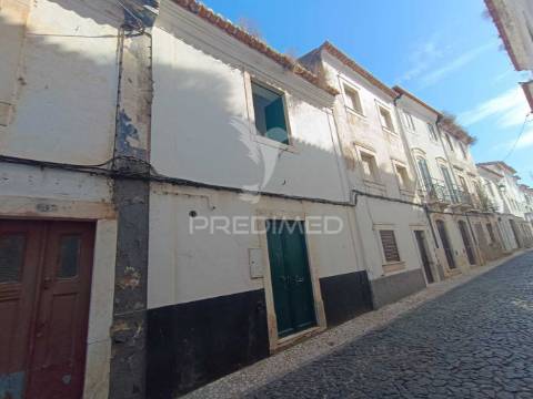 Prédio histórico com potencial  de 2 pisos— rua magalhães de lima, estremoz