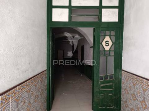 Prédio histórico com potencial  de 2 pisos— rua magalhães de lima, estremoz