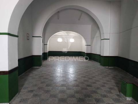 Prédio histórico com potencial  de 2 pisos— rua magalhães de lima, estremoz