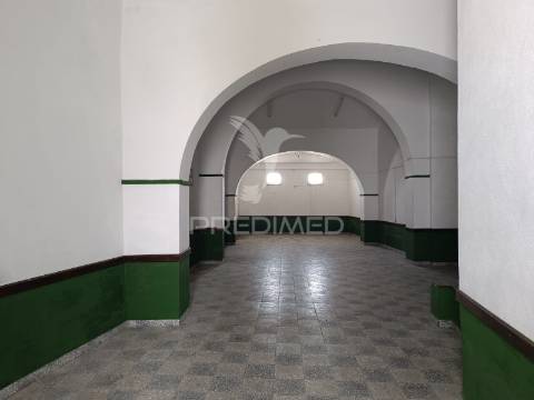 Prédio histórico com potencial  de 2 pisos— rua magalhães de lima, estremoz