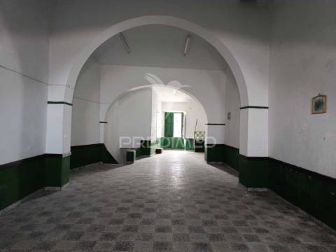 Prédio histórico com potencial  de 2 pisos— rua magalhães de lima, estremoz