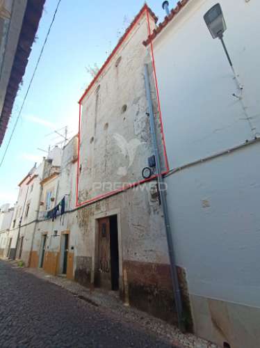 Prédio histórico com potencial  de 2 pisos— rua magalhães de lima, estremoz