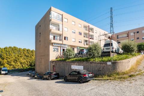 Armazéns para venda – lago, amares (610 m²)