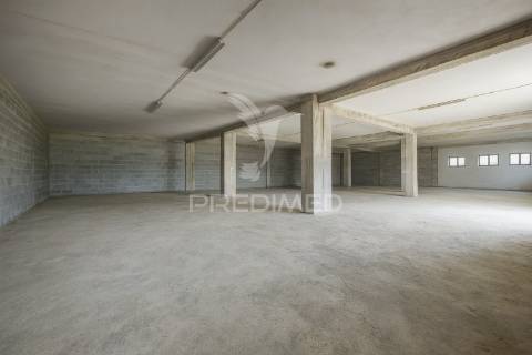 Armazéns para venda – lago, amares (610 m²)